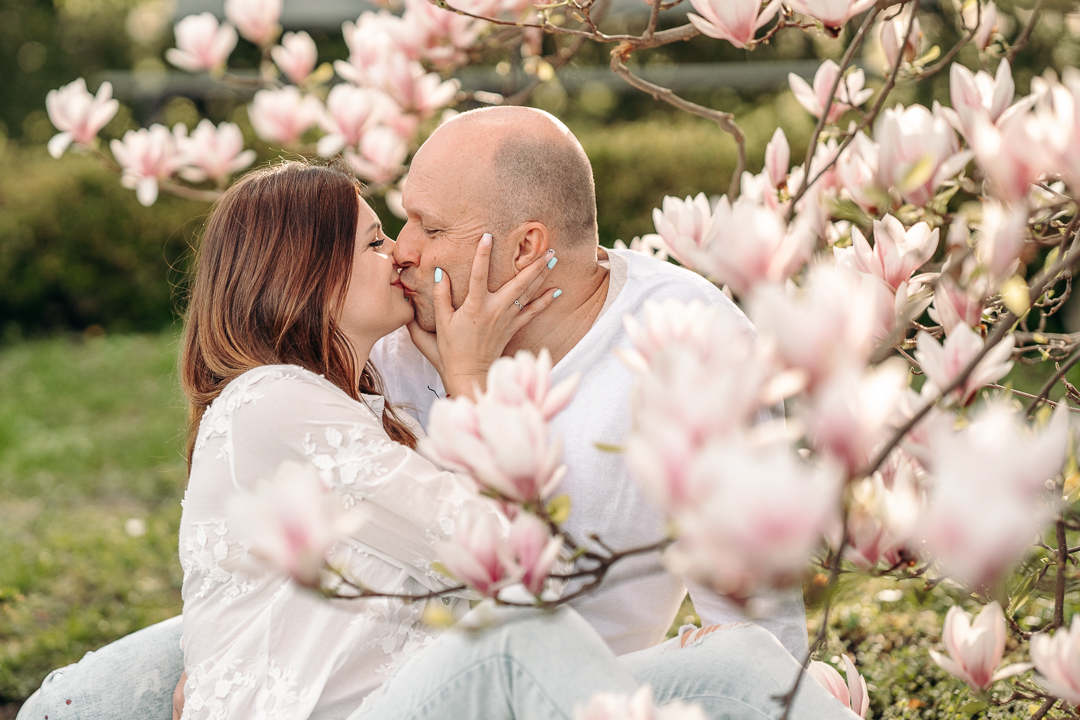 Natalia i Tomasz w kwitnących magnoliach